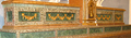 Altare maggiore decorato a finti marmi